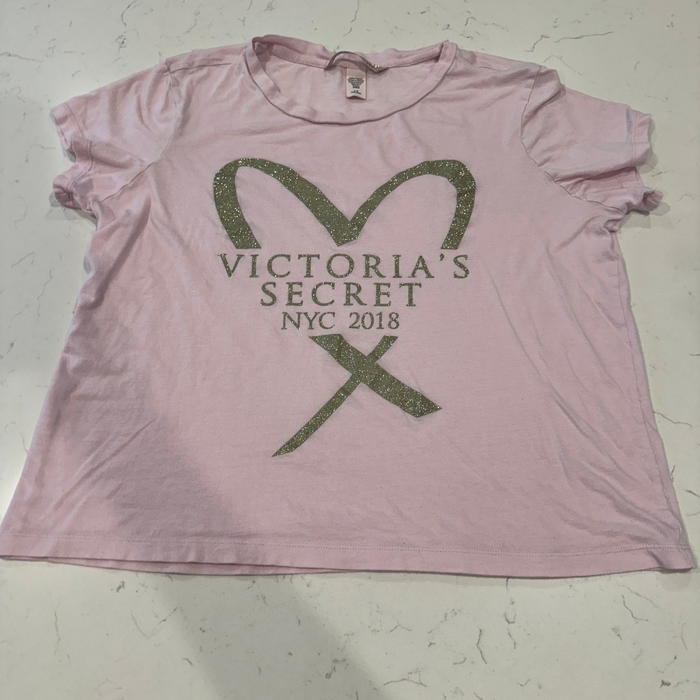 Victorias Secret NYC 2018 Pink Glitter Heart Graphic Tee Shirt L Large